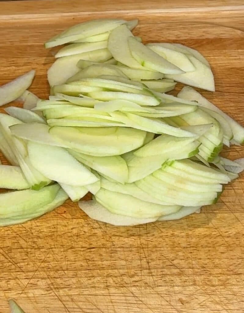 thinly sliced green apples